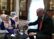 عکس/ دیدار اردوغان با دوقلوهای به‌هم چسبیده