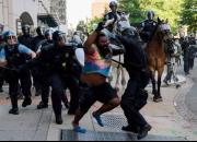 عکس/ جنگ تن به تن پلیس و معترض در آمریکا