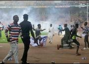 فیلم/ هجوم هواداران نیجریه به داخل زمین فوتبال
