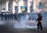 مامور فرانسوی گاز اشک‌آور را در چشمان یک معترض شلیک کرد+فیلم