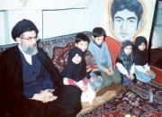 نصب تصاویر قدیمی و منتشر نشده رهبر انقلاب در نمایشگاه کتاب تهران 