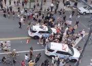 فیلم/ تسخیر خودروهای پلیس آمریکا توسط مردم خشمگین