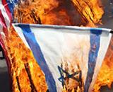 به آتش کشیدن پرچم اسرائیل و آمریکا توسط معترضان مصری + عکس