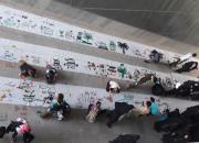همدردی دانش آموزان تهران با کودکان مظلوم و جنگ زده یمن با ترسیم نقاشی یک کیلومتری+عکس