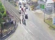 فیلم/ لِه شدن خودرو در تصادف با قطار!