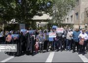 عکس/ تجمع اعتراضی مردمی مقابل سفارت سوئد