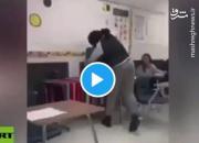 حمله بی‌رحمانه معلم به یک دانش‌آموز! +فیلم