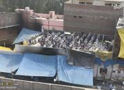 عکس/ اقامه نماز بر بام مسجد سوخته دهلی نو