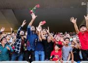 حضور هواداران پرسپولیس در ورزشگاه و شعار علیه عرب