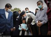 عکس/ بوسه رئیس جمهور بر سر کودک زلزله زده