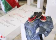 عکس/ صحنه‌ای متاثر کننده از لباس‌های کودک شهید اهواز