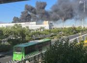 عکس/ آتش‌سوزی در انبار پالت شرکت تولید نوشیدنی