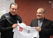 عکس/ اهدای پیراهن شماره ۱۰ تیم ملی به وزیر ورزش