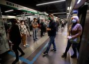 عکس/ رعایت فاصله اجتماعی در مترو ایتالیا