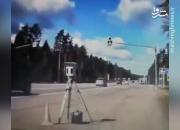 فیلم/ حمله دیوانه‌وار به دوربین کنترل سرعت!