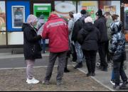 عکس/ حضور شهروندان اوکراینی در مراکز دریافت پول