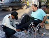 توییتر/ کمک مامور پلیس به یک فرد معلول