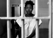 انتقال زنان باردار زندانی آمریکا با زنجیر به بیمارستان