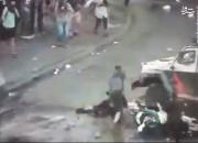 فیلم/ لِه شدن معترض بین دو ماشین پلیس!