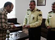 تجلیل فرمانده انتظامی از خانواده‌ای که با اهدا گل تبلیغ حجاب کرد