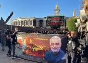 تصویر حاج قاسم و ابومهدی در دستان زائران اهل ترکیه