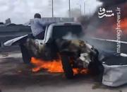 فیلم/ نجات راننده از داخل خودروی آتش گرفته