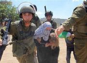 حمله وحشیانه سربازان صهیونیست به زن فلسطینی+ فیلم